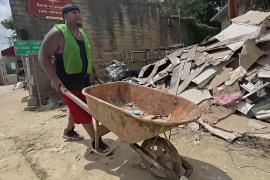 «Всё разрушено»: жители Кентукки убирают завалы после наводнения