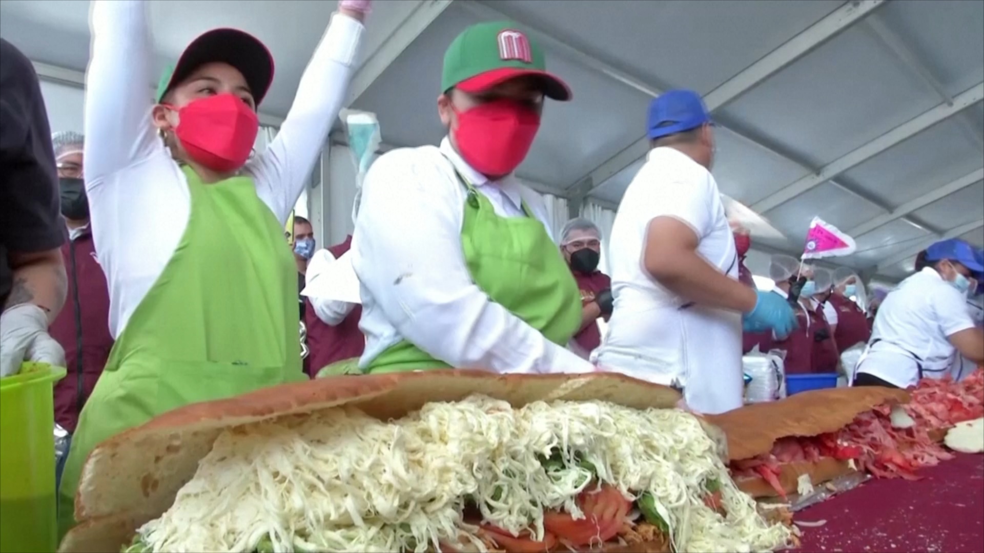 Мексиканцы приготовили самый длинный сэндвич в мире