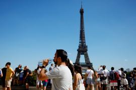 Не хватает деревьев: в Париже почти негде спрятаться от жары