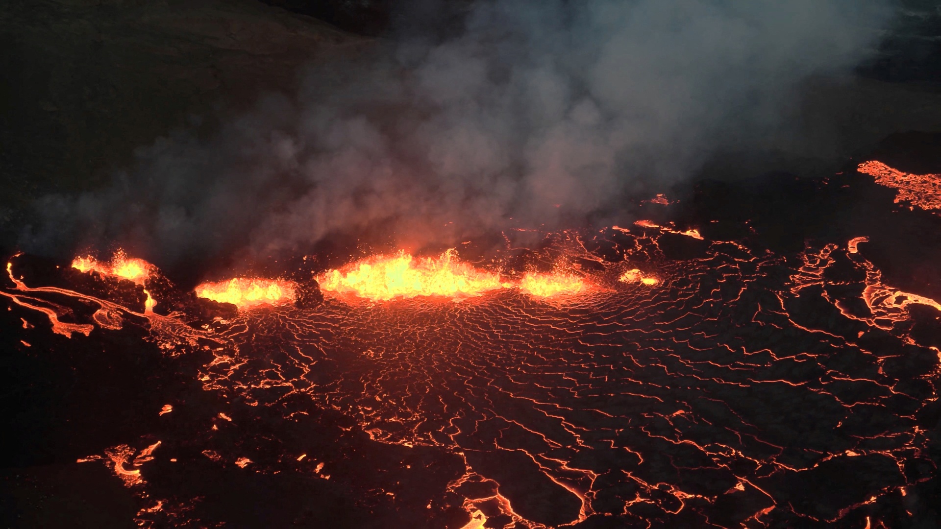 Лава и дым: исландский вулкан снова устроил огненное шоу
