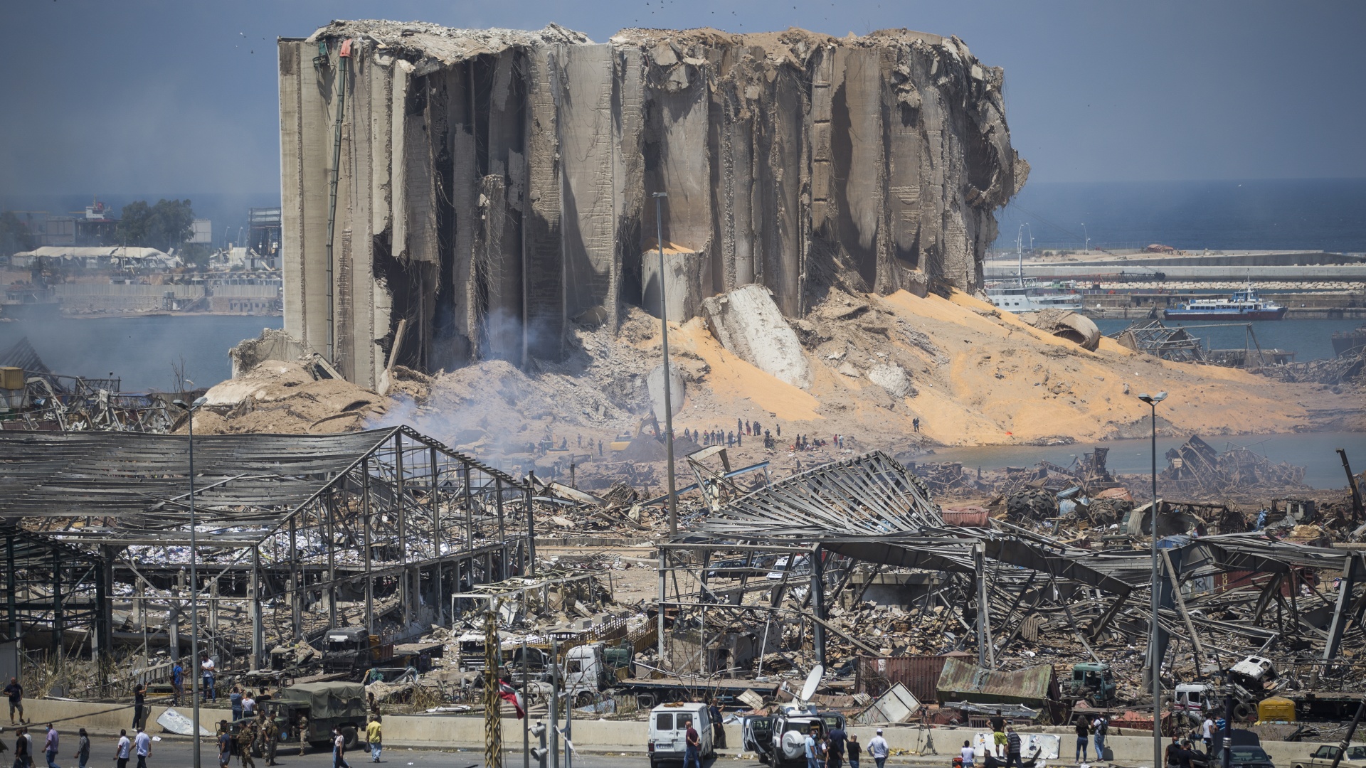 В годовщину взрывов в Бейруте обрушилось зернохранилище