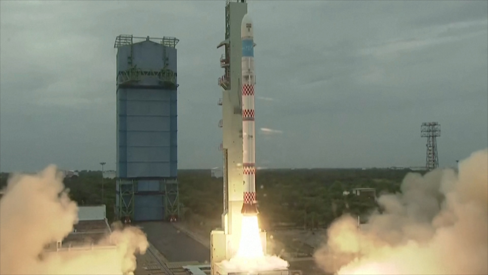 Индия запустила в космос два спутника, но они сошли с орбиты