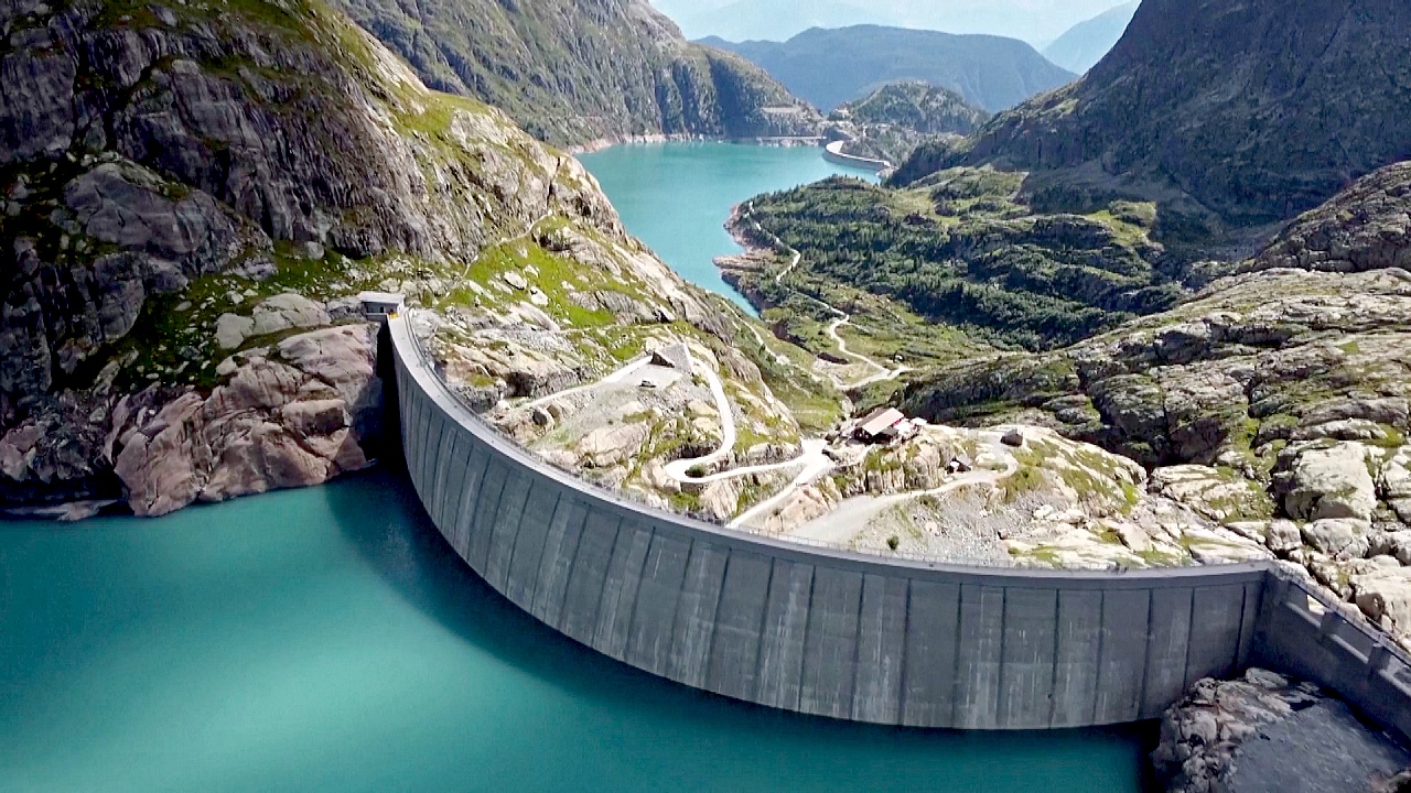 Гигантскую гидроаккумулирующую электростанцию запустили в Швейцарии