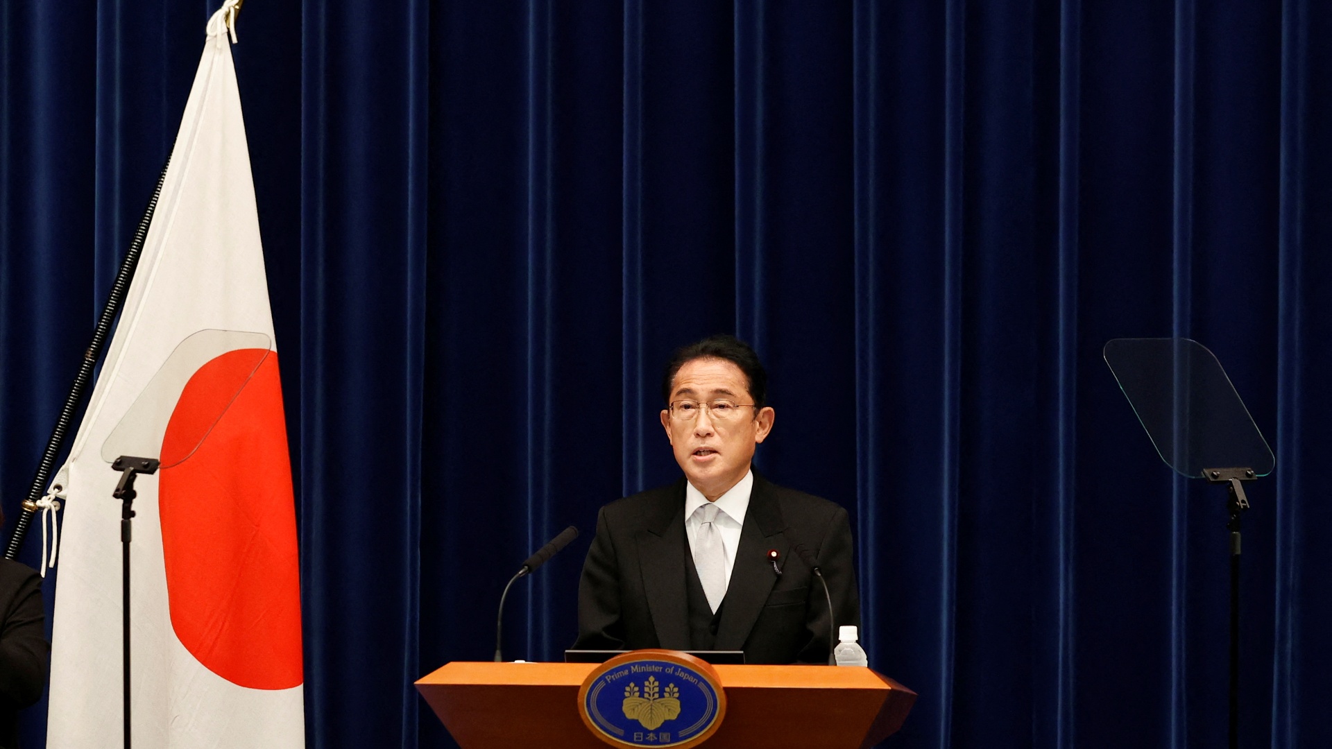 Премьер Японии уволил семерых министров