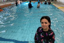 Уроки плавания и вождения: афганские женщины вливаются в общество Австралии