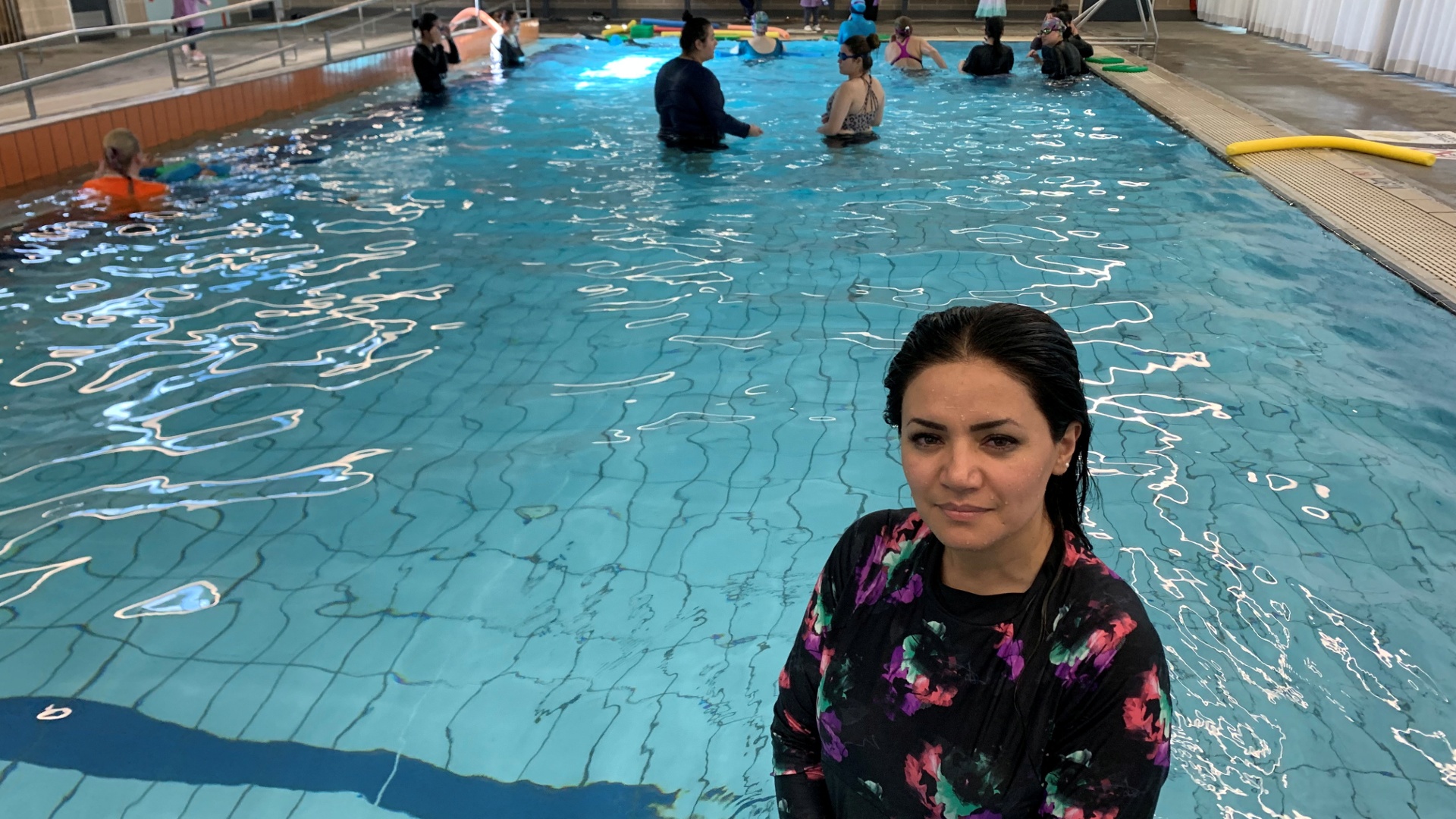 Уроки плавания и вождения: афганские женщины вливаются в общество Австралии