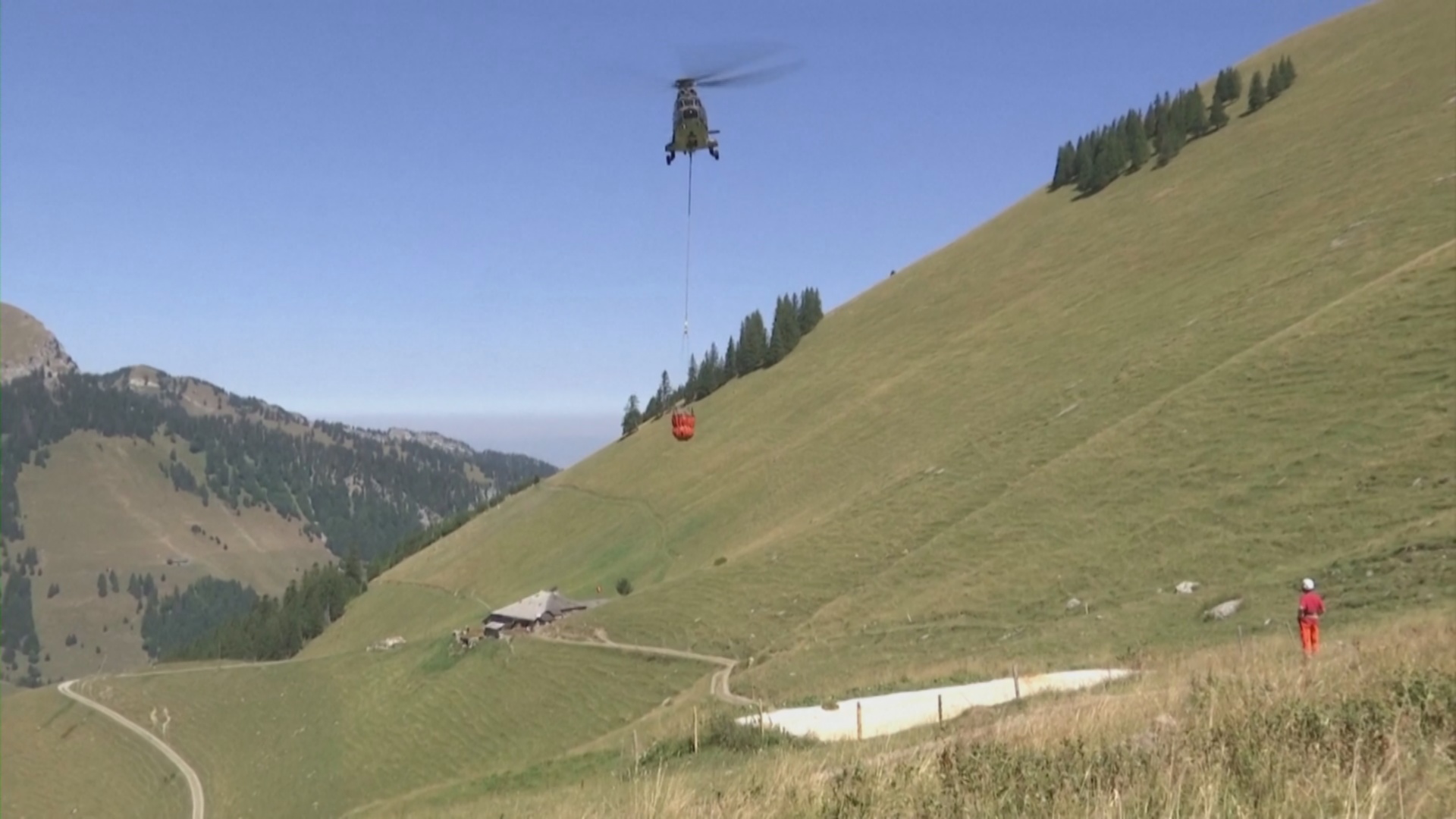 Военные вертолёты доставляют на альпийские луга воду для скота
