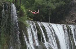 Дайверы посоревновались в прыжках с водопада в Боснии