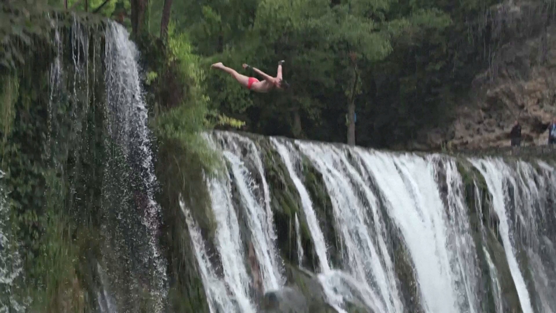 Дайверы посоревновались в прыжках с водопада в Боснии