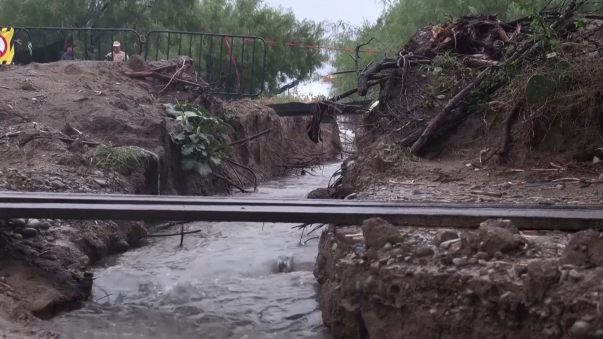 Новый потоп: на мексиканской шахте пытаются спасти десять горняков
