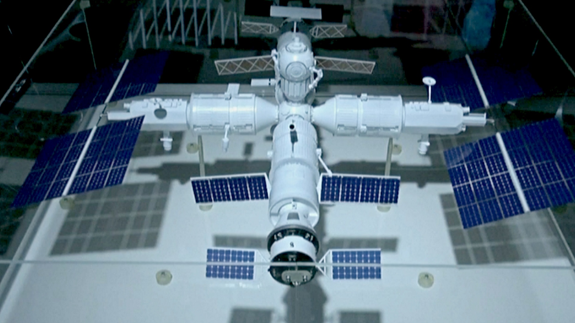 «Роскосмос» показал первую физическую модель российской космической станции