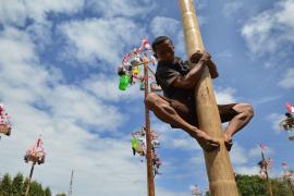 Индонезийцы залезают на «жирные» столбы в честь Дня независимости