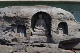 Древние буддийские статуи показались в обмелевшей реке Янцзы в Китае