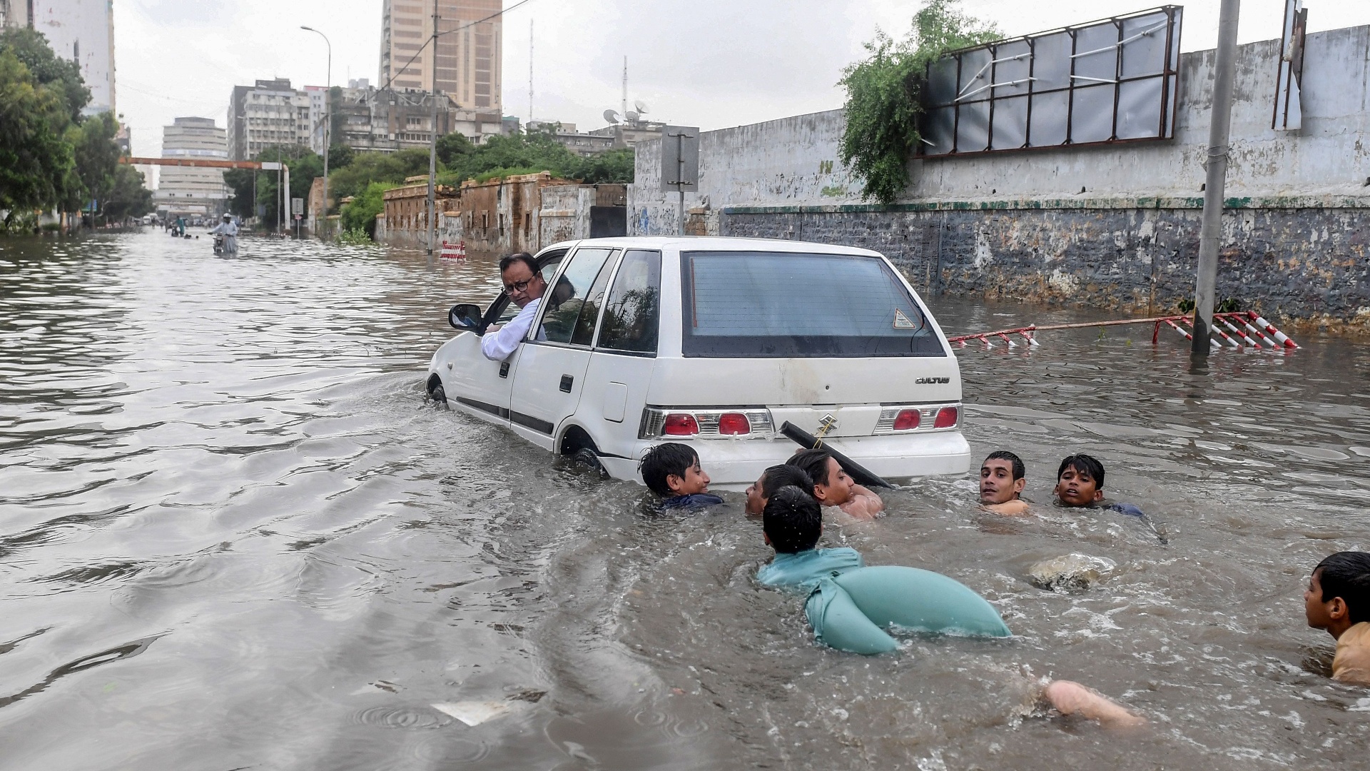 В Пакистане жертвами наводнений стали почти 800 человек