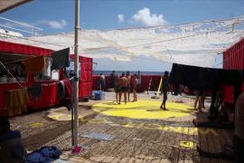 Дрейфует в море: судно с 99 мигрантами не пускают в ЕС