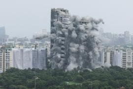 Два незаконно построенных небоскрёба снесли взрывчаткой в Индии