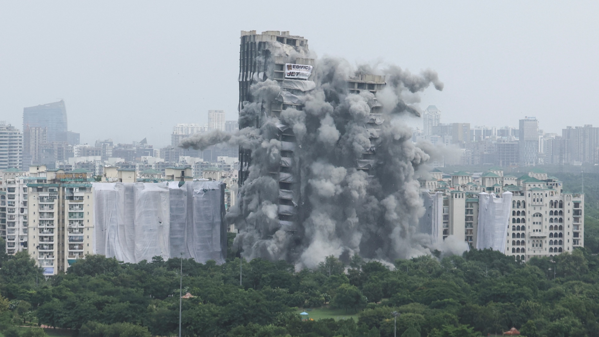 Два незаконно построенных небоскрёба снесли взрывчаткой в Индии