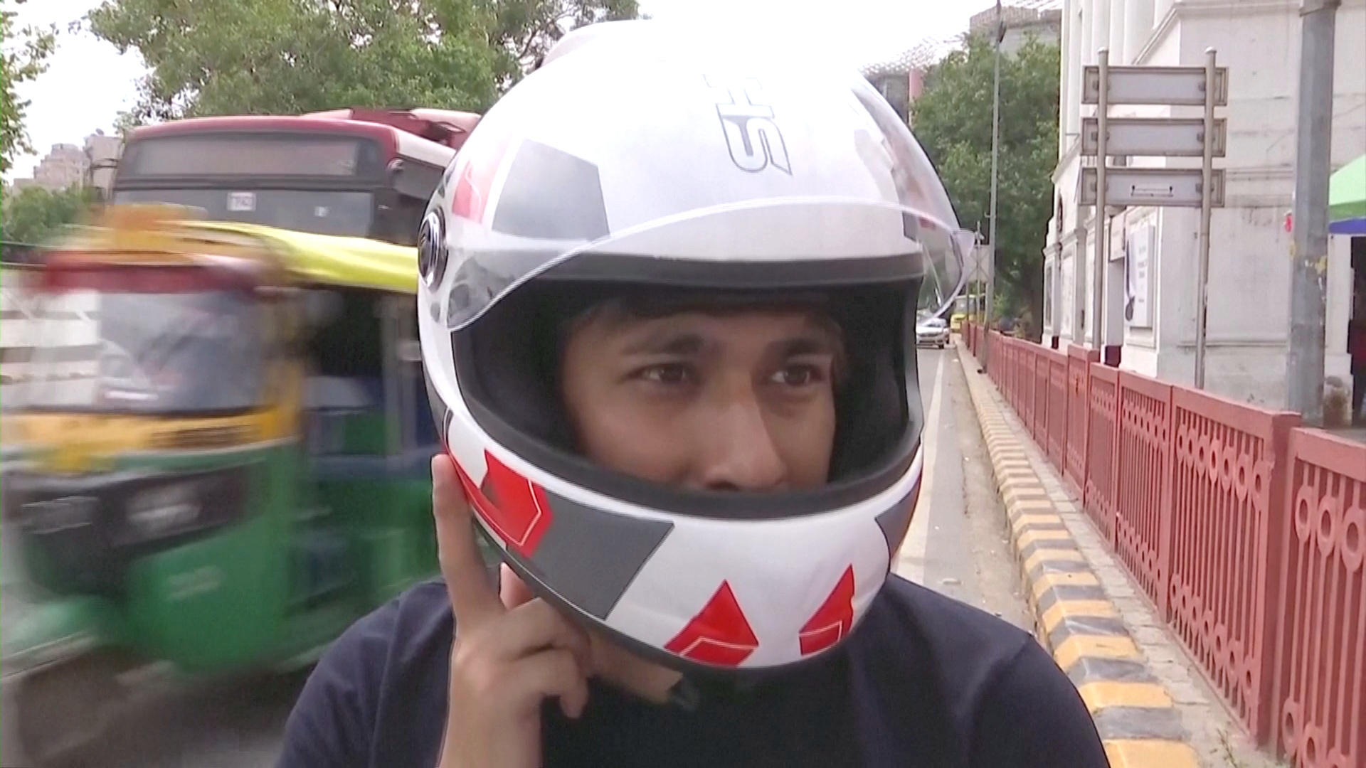 Шлем с воздухоочистителем продают в Индии