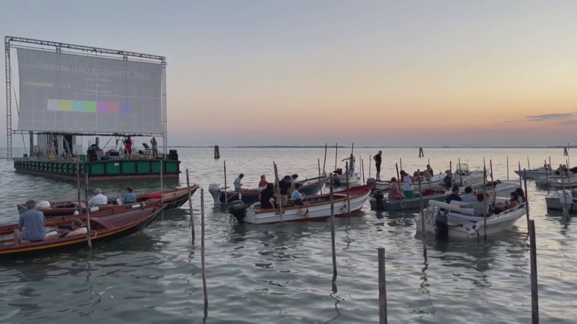 Плавучий кинотеатр появился в Венеции