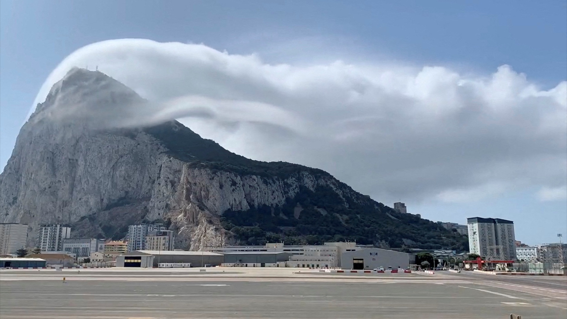 С опозданием на 180 лет Гибралтар получил статус британского города