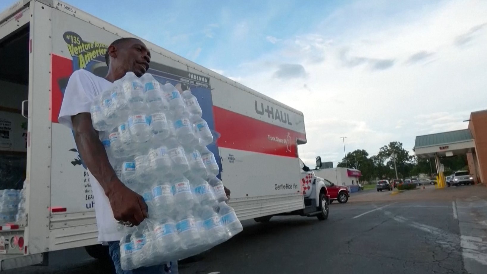 Десятки тысяч жителей города в США остались без воды