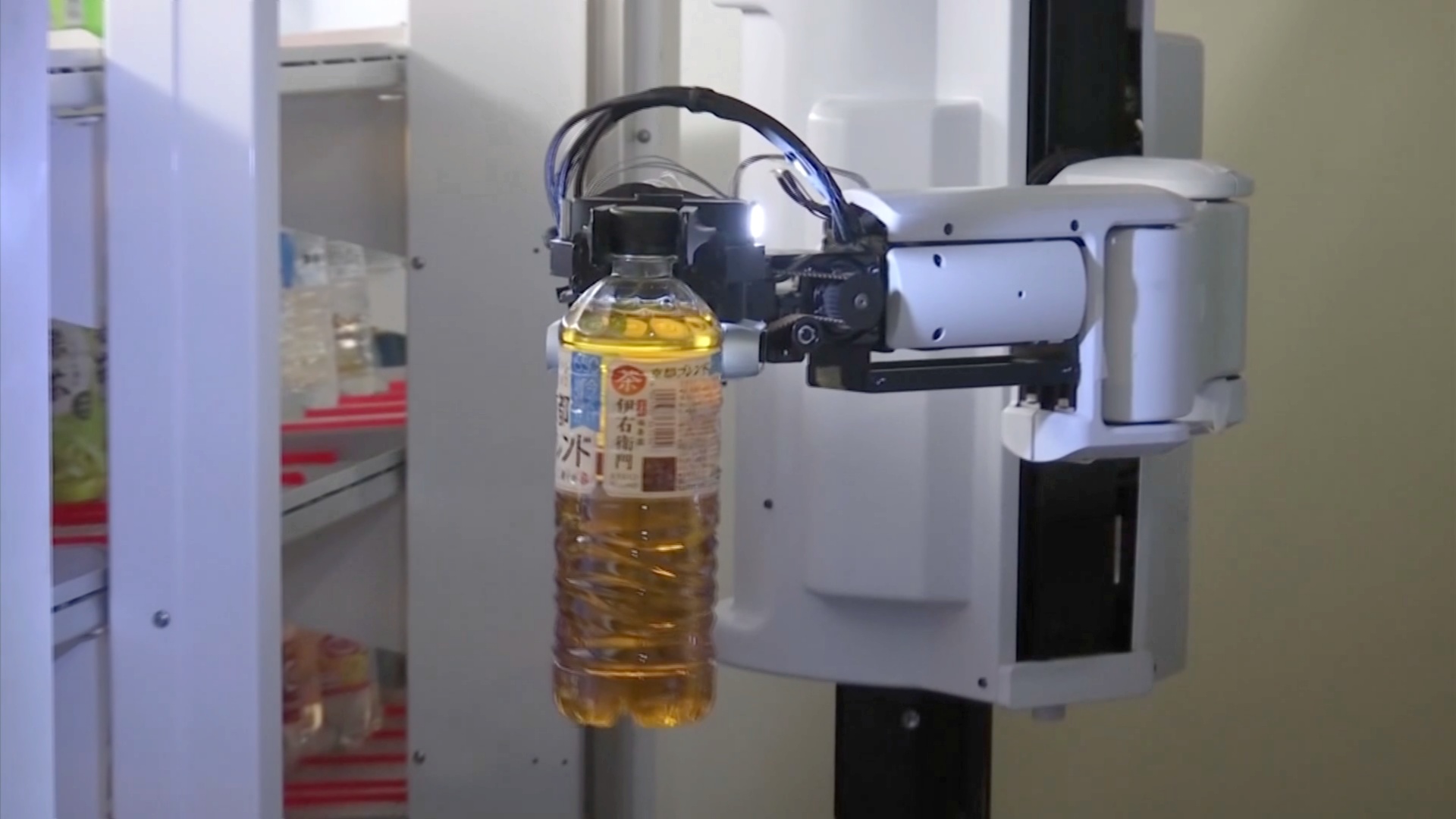 Роботы, выставляющие напитки, появились в японских магазинах
