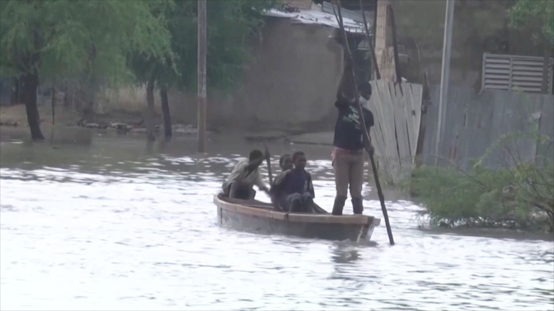 Сильнейшее за 30 лет: в Чаде пытаются справиться с наводнением