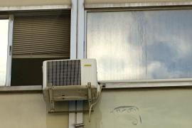 Чиновники Греции начинают экономить свет и открывать окна