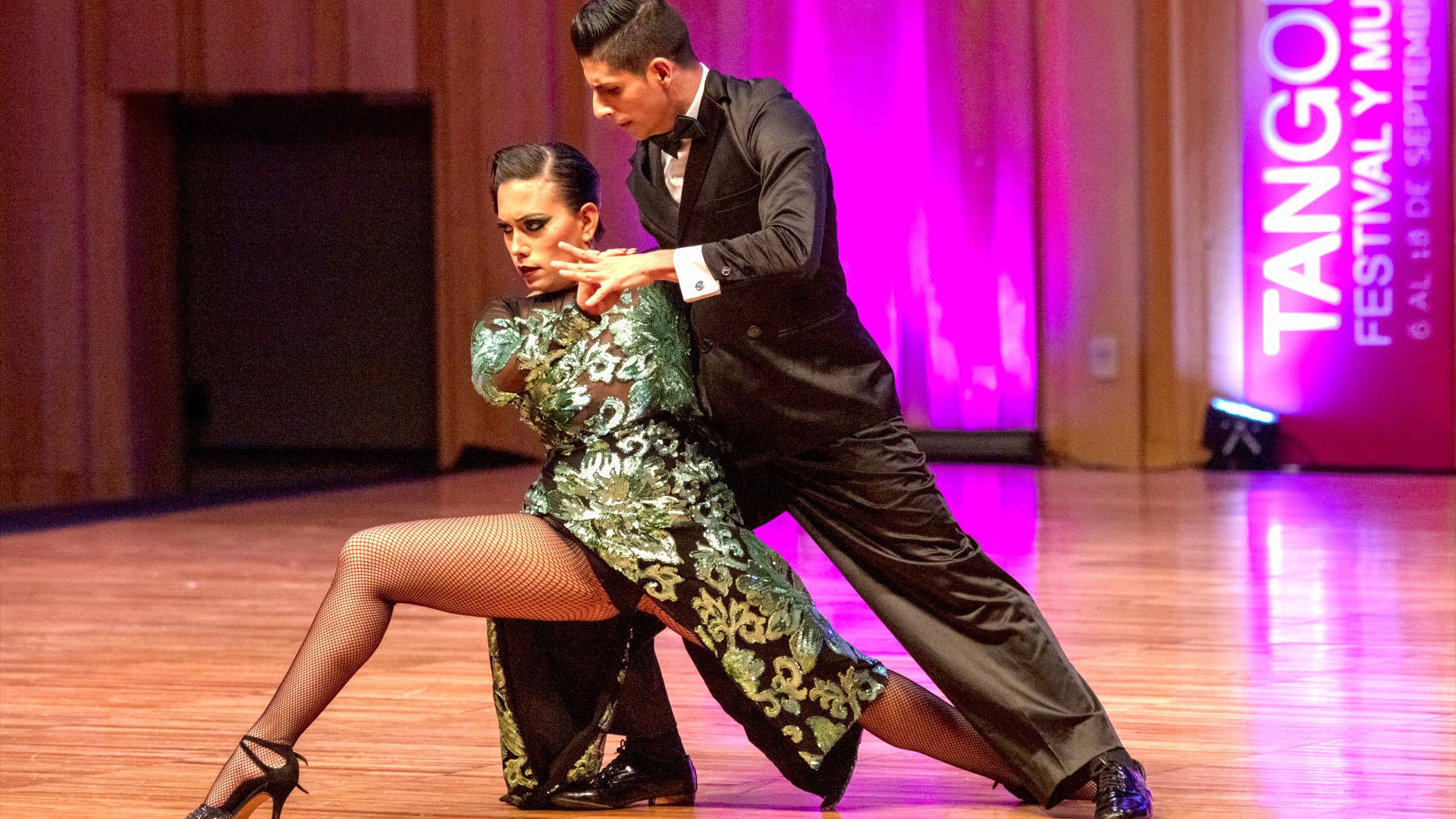 Фестиваль танго проходит в Буэнос-Айресе