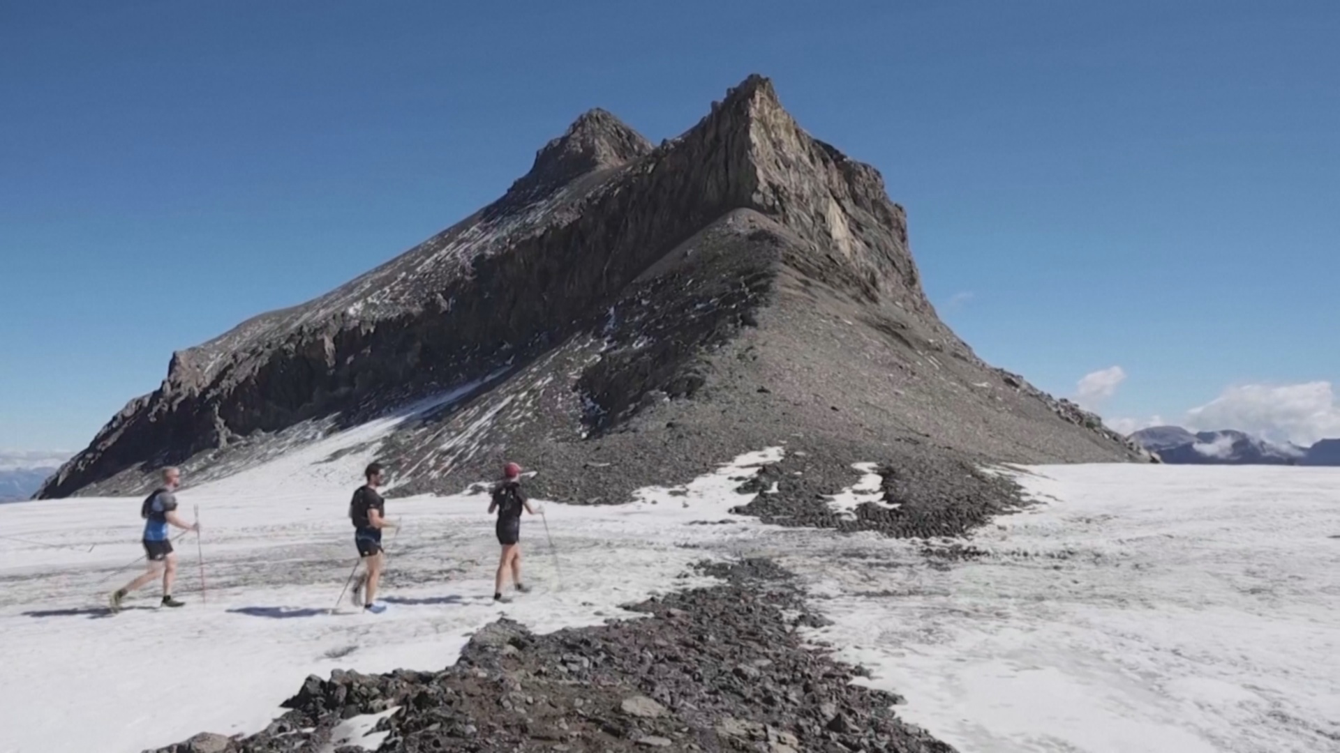 Между двумя ледниками в Альпах впервые за 2000 лет проступила голая скала