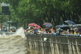 Мощный тайфун «Муифа» принёс сильный ветер и дождь в Шанхай
