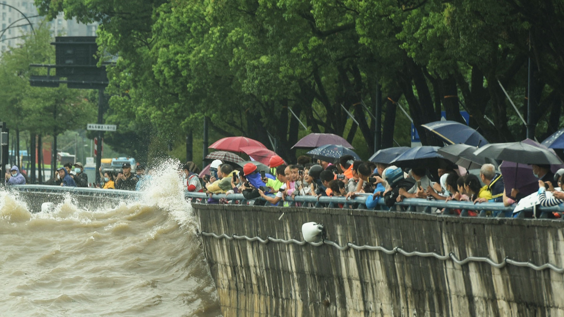 Мощный тайфун «Муифа» принёс сильный ветер и дождь в Шанхай