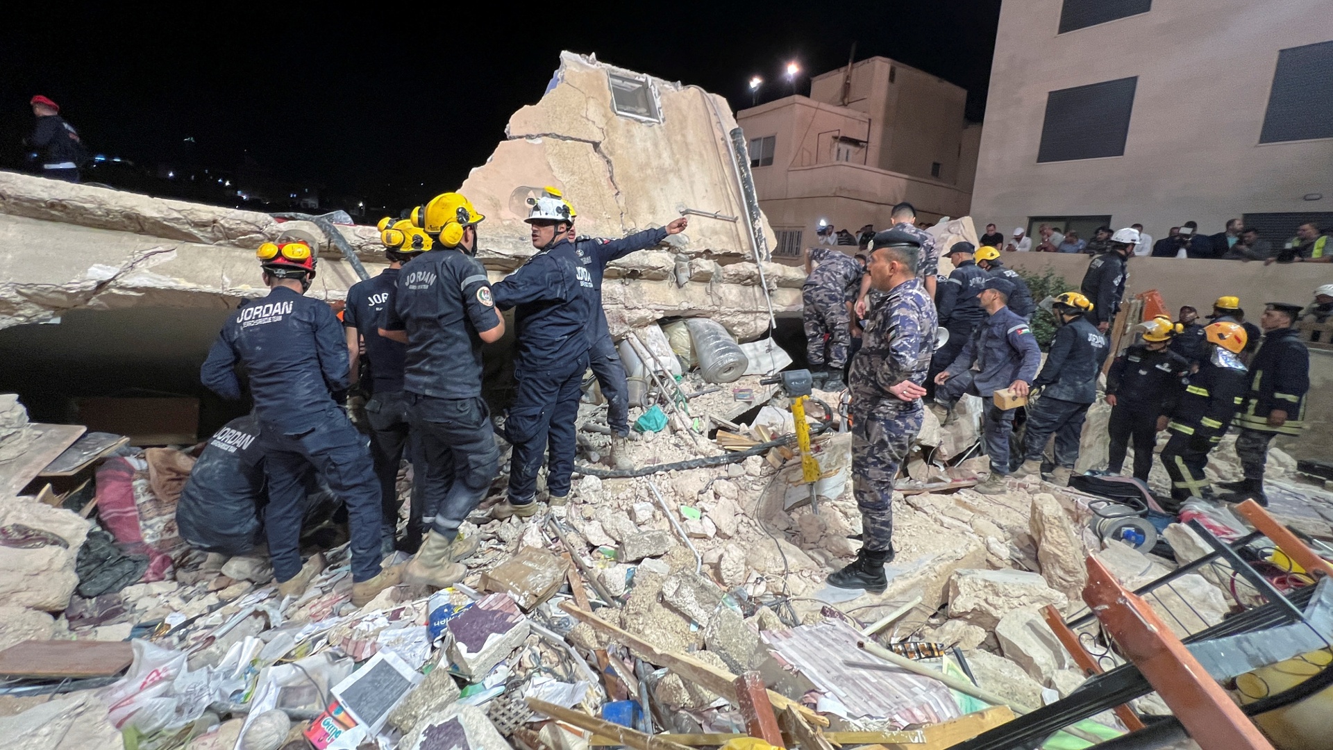 В столице Иордании рухнул жилой дом, есть жертвы