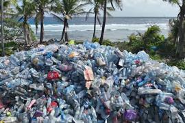 Мальдивы всё больше загрязняются пластиком, который приносит океан