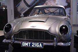 Каскадёрский Aston Martin и костюмы Бонда выставили на аукцион в Лондоне