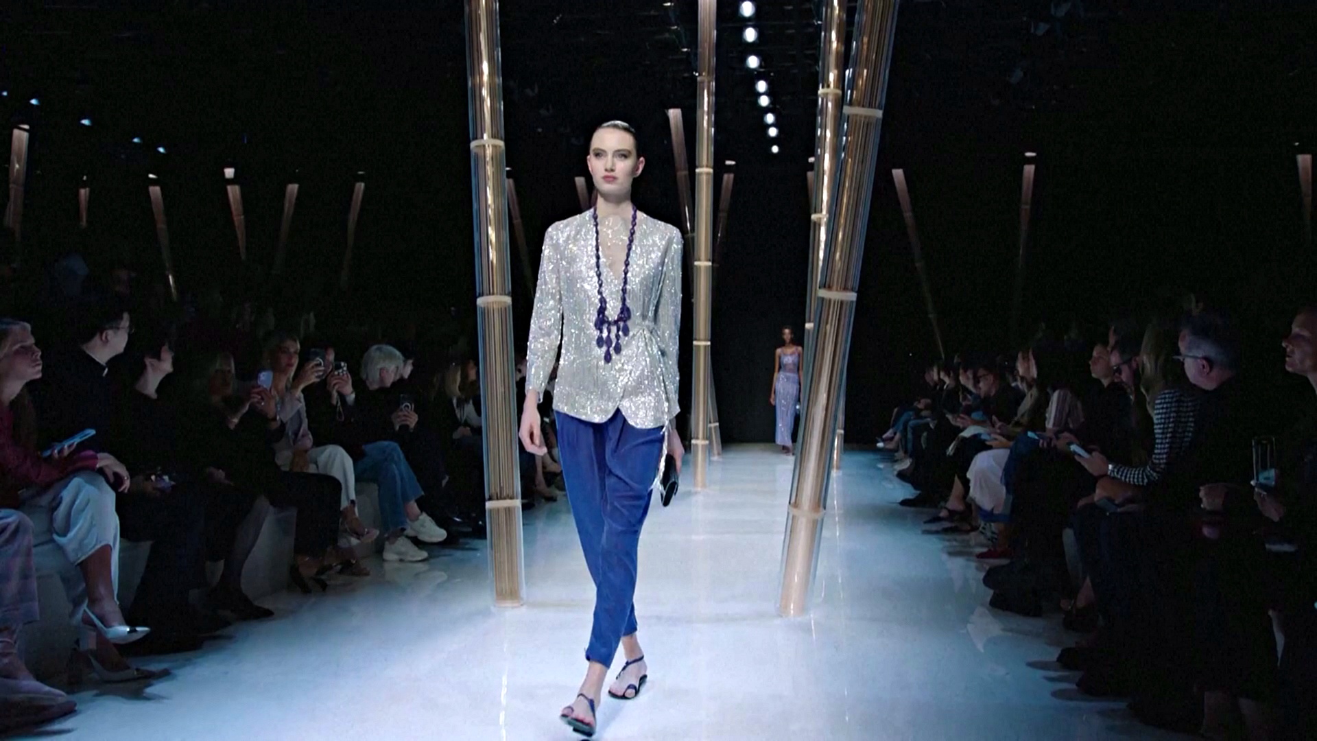 Блеск и лёгкость: новая коллекция Armani на Миланской неделе моды