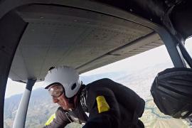 88-летний босниец не может жить без прыжков с парашютом
