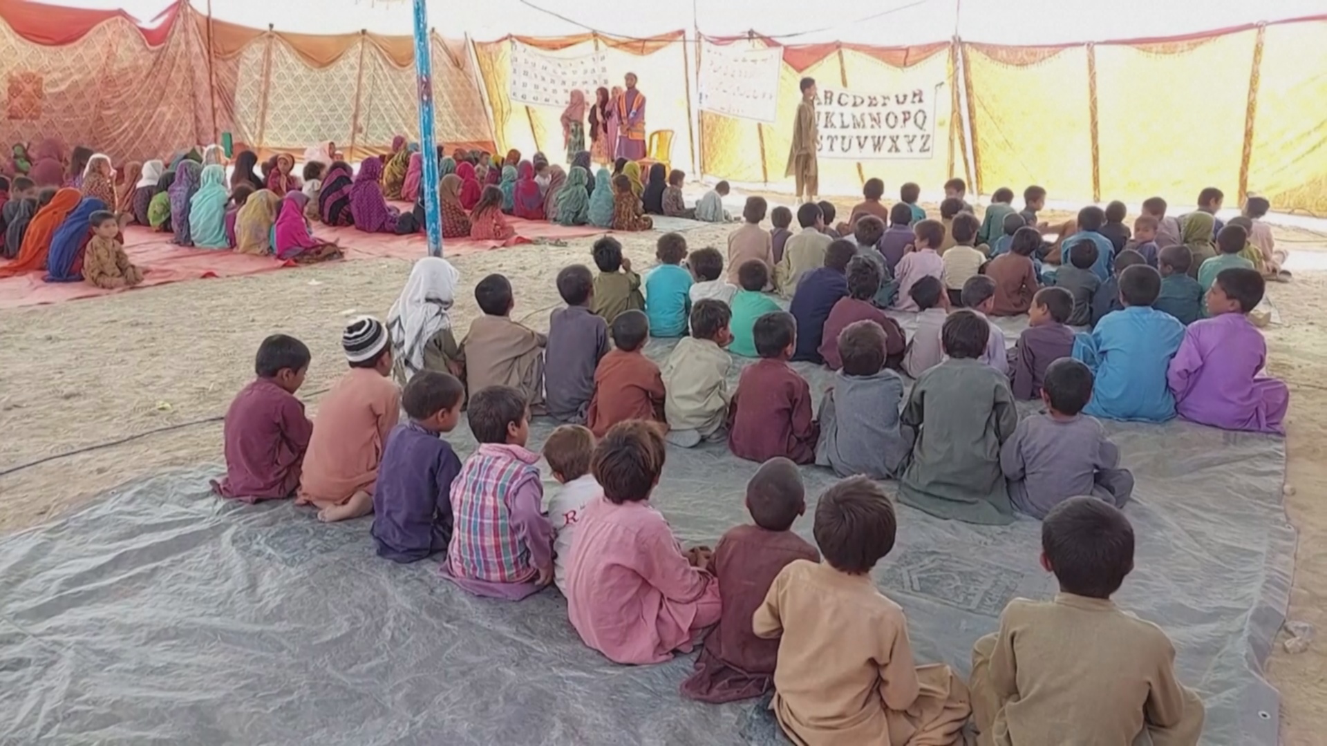 Пакистан: как дети учатся в палаточной школе