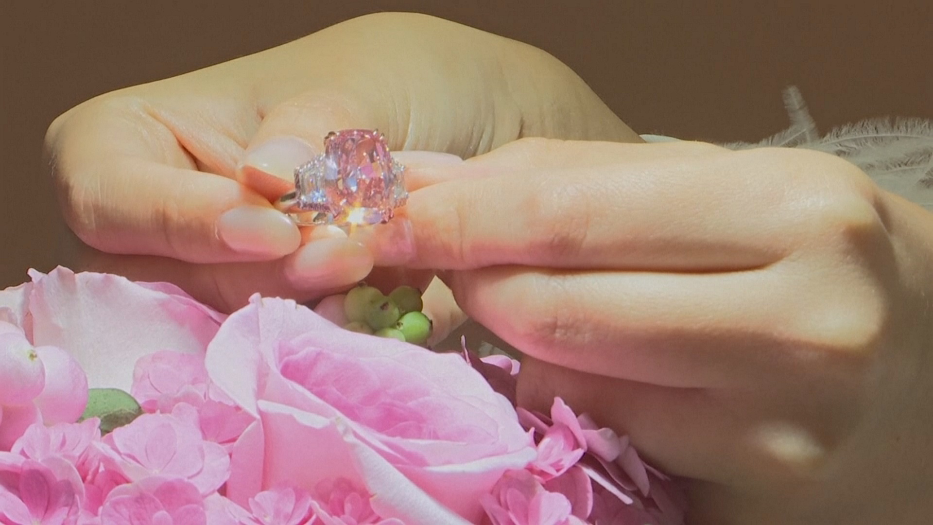 Один из редчайших розовых бриллиантов продадут на аукционе за миллионы долларов