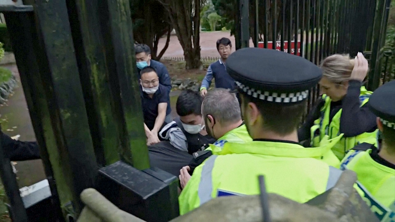 В китайском консульстве в Манчестере избили протестующего