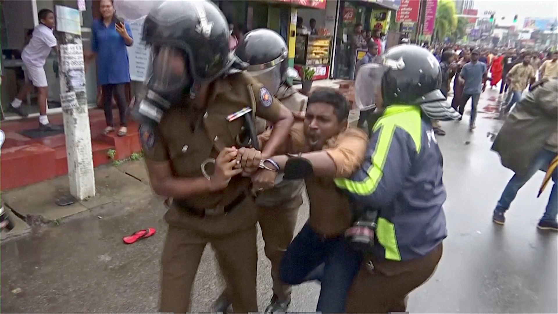 Студенты Шри-Ланки вступили в стычки с полицией