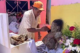 Перебрать косточки: как мексиканцы очищают трупы умерших предков