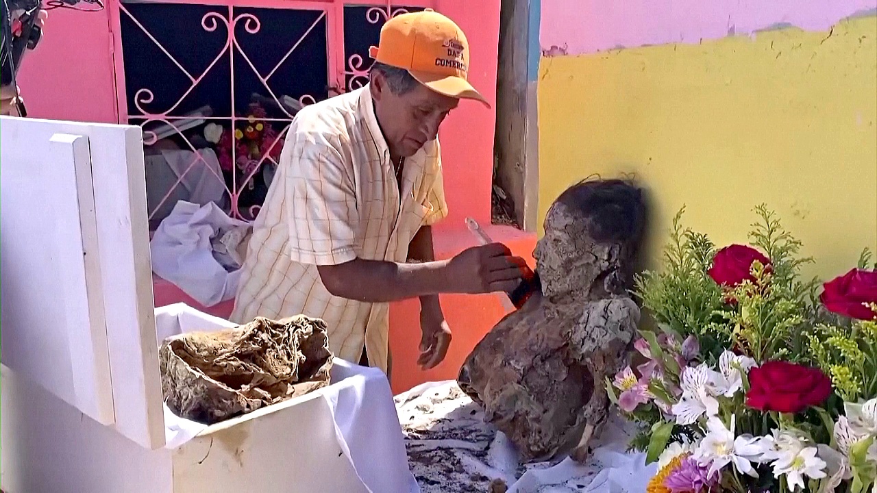 Перебрать косточки: как мексиканцы очищают трупы умерших предков