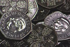 Монеты с изображением короля Карла III начали чеканить в Великобритании