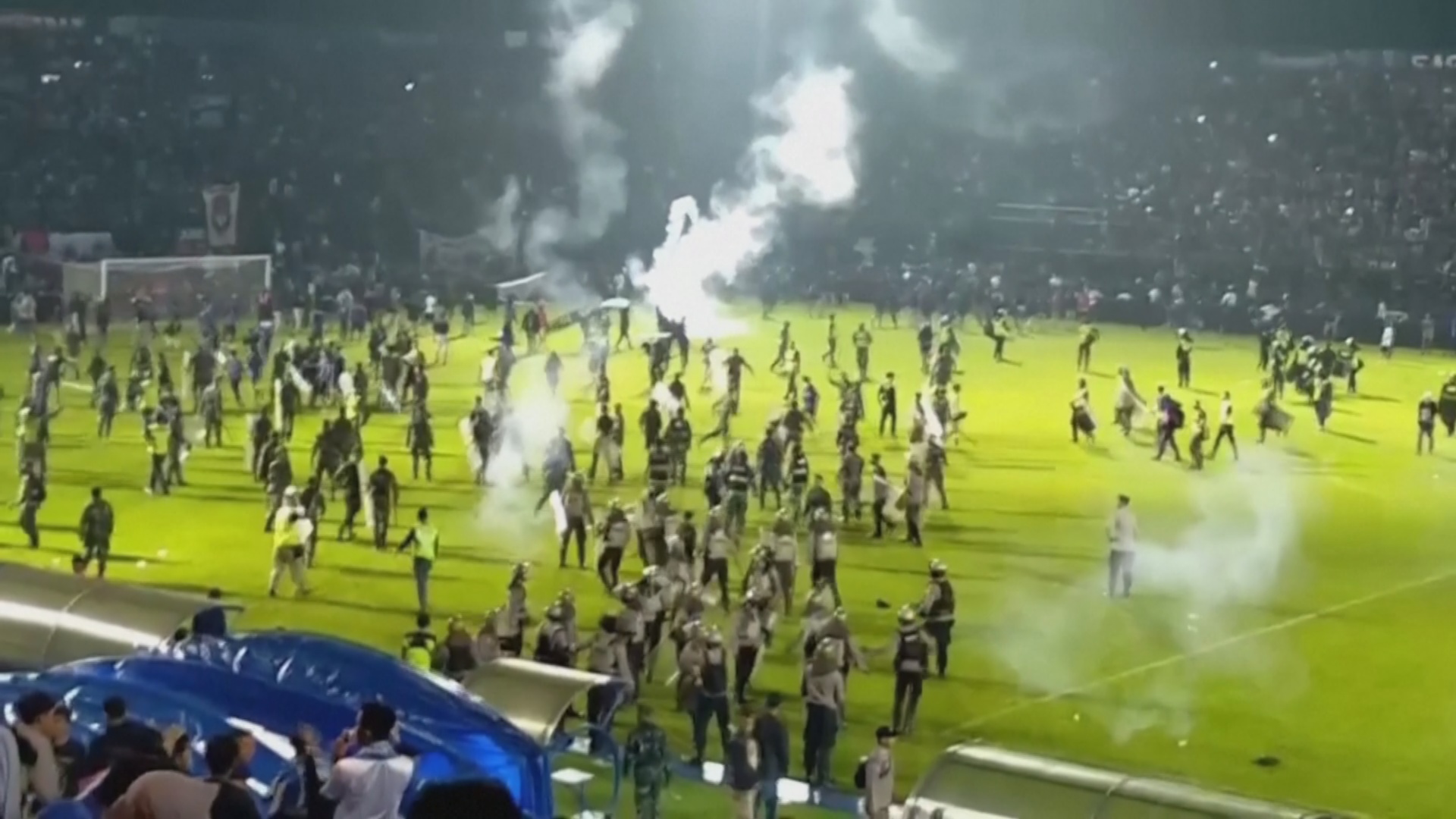 Трагедия на футбольном матче в Индонезии: более 170 жертв