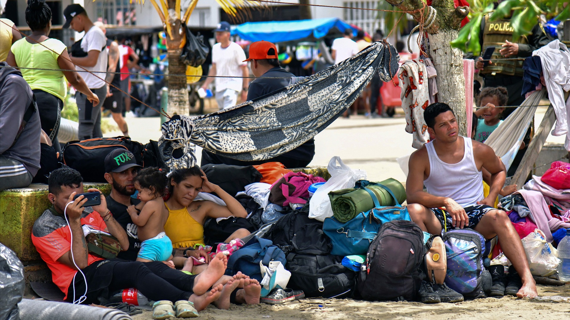 Тысячи мигрантов застряли в Колумбии, вызвав гуманитарный кризис