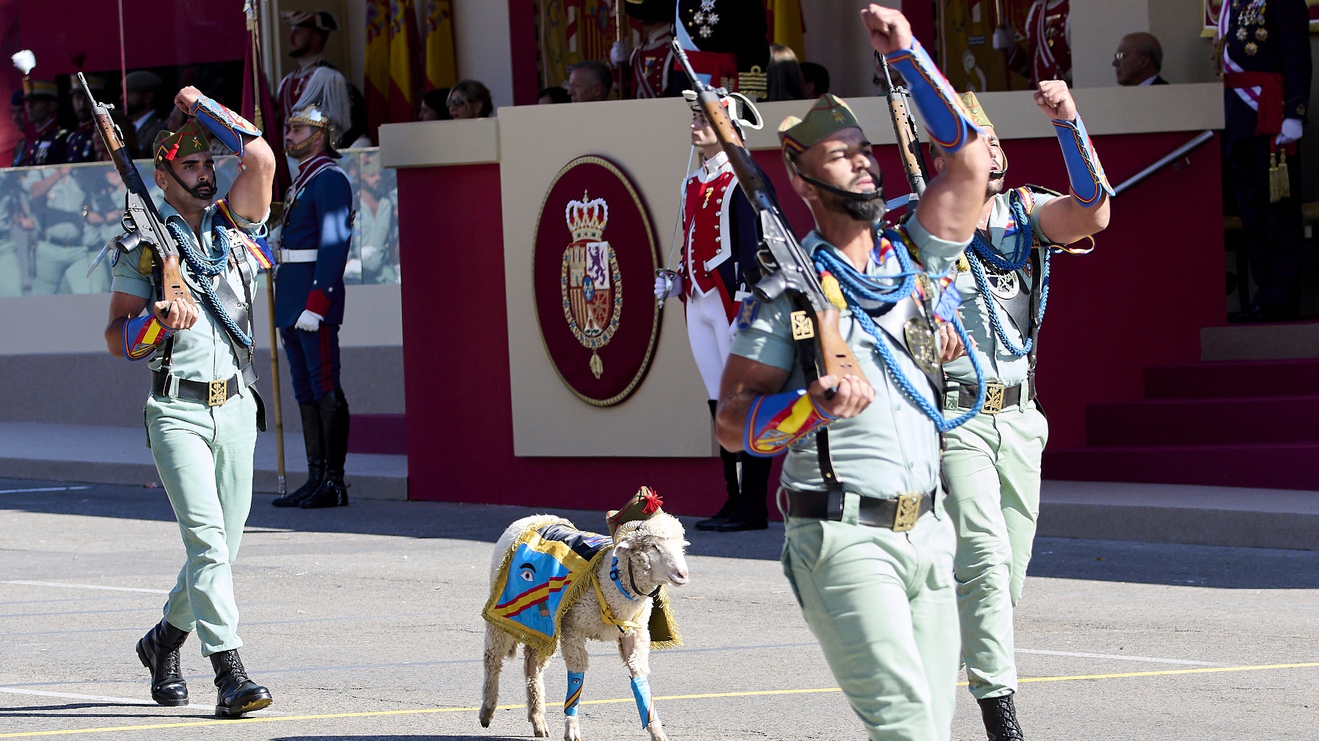 В Мадриде прошёл военный парад в честь Дня испанской нации