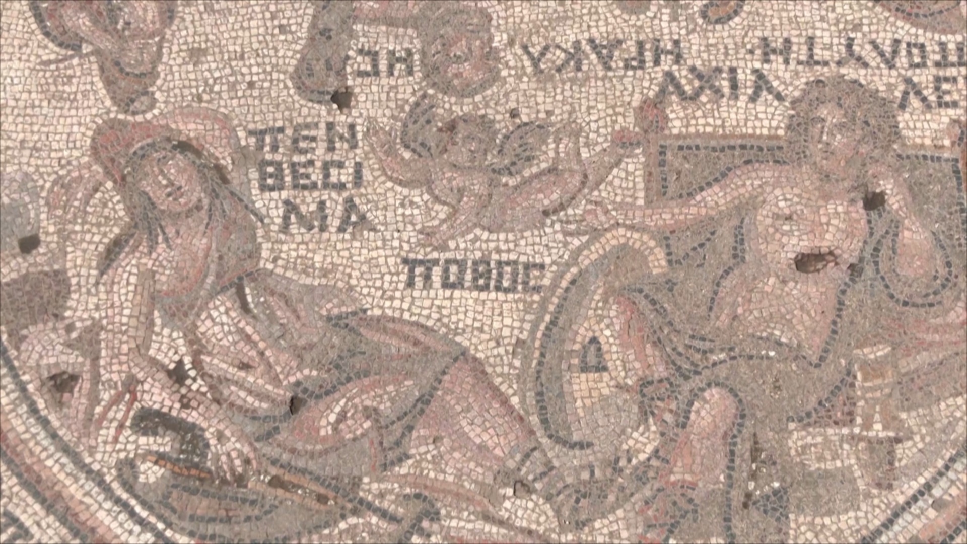 Древнеримскую мозаику нашли между домов в Сирии