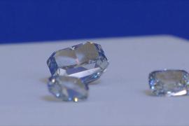 «Не оторвать взгляд»: Sotheby’s показал уникальную коллекцию голубых бриллиантов
