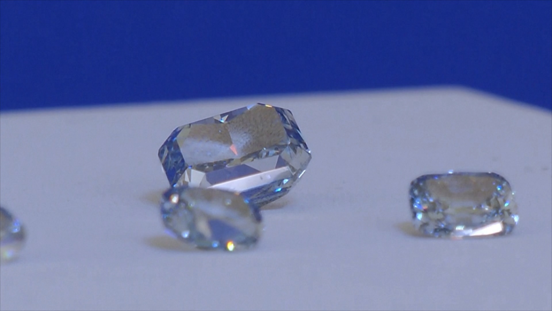 «Не оторвать взгляд»: Sotheby’s показал уникальную коллекцию голубых бриллиантов